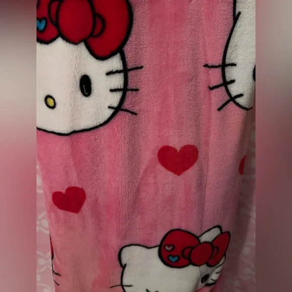 New Hello Kitty 60 x 70in Throw! 😻🎀❤️ - Picture 2 of 4